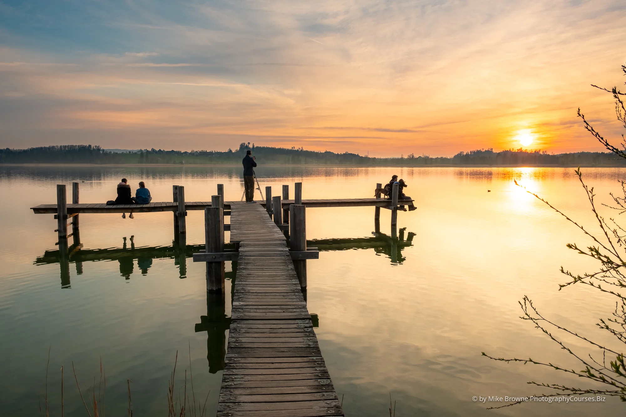 5 people photographing sunset at lake Pfäffikersee