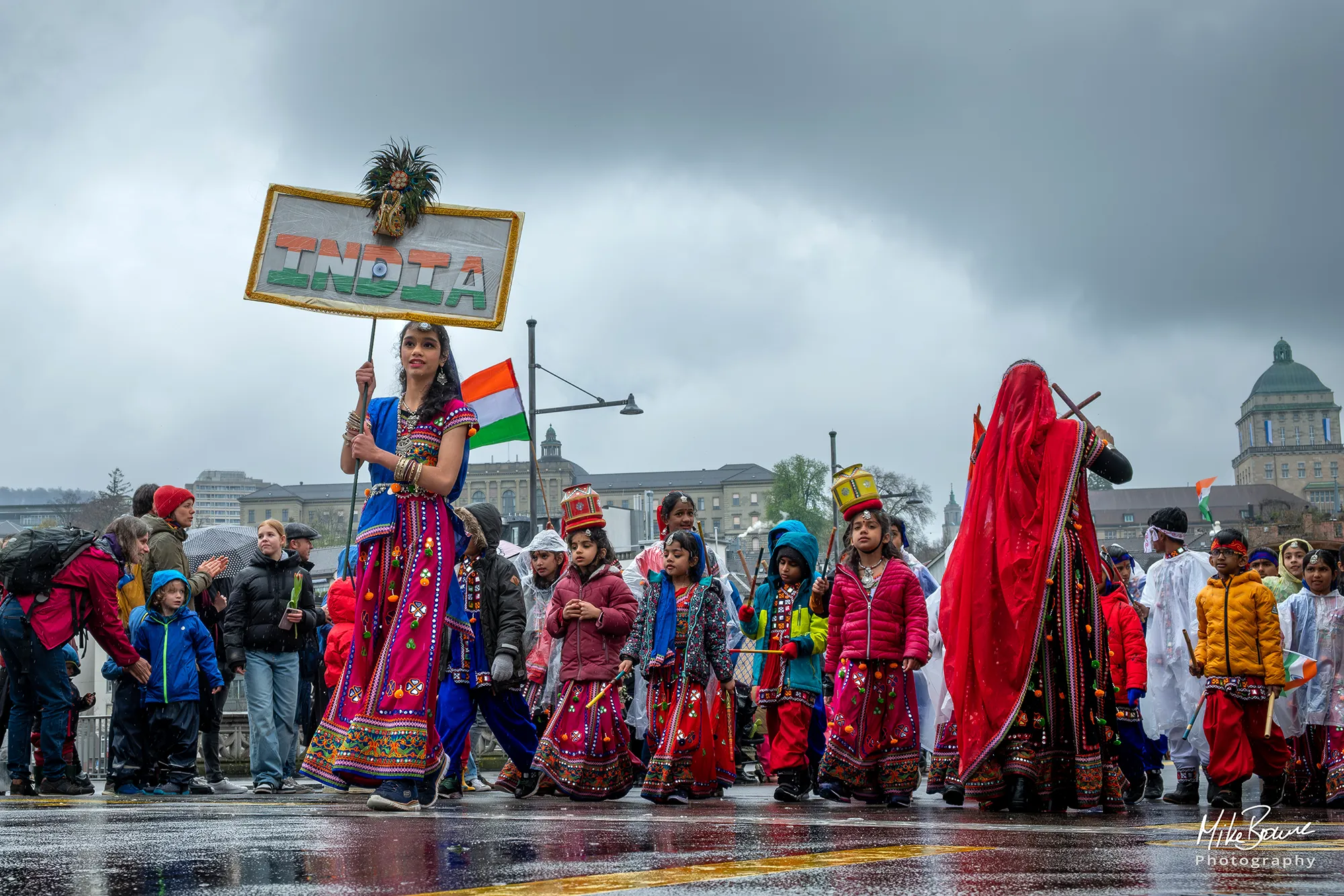 Colourful Indian women and children at Sechseläuten parade